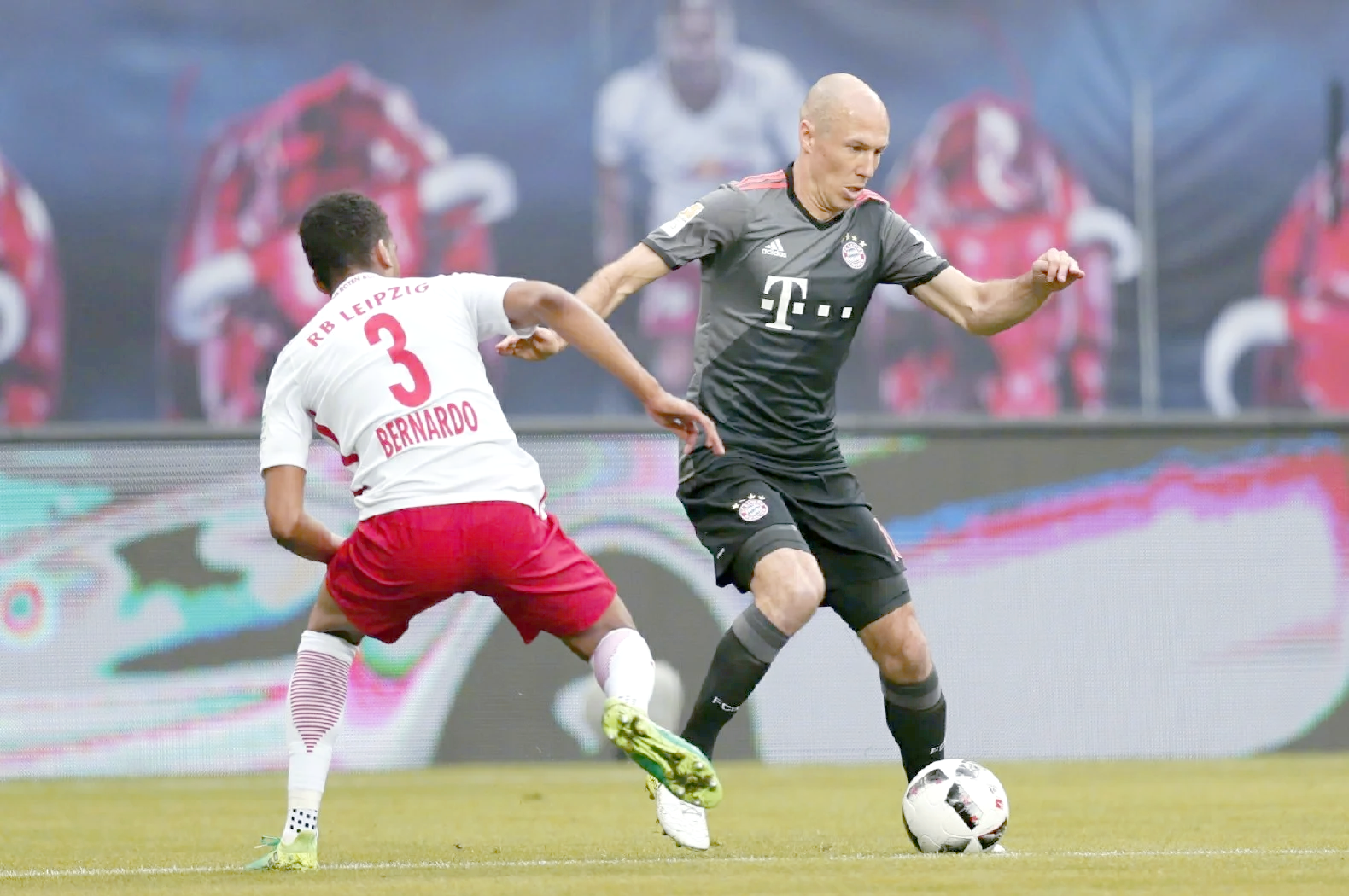 开云体育下载-晋级下一阶段首场状态出色，DWG观众沸腾！，莱万多夫斯基重返赛场再创辉煌时刻(csgo世界总决赛)